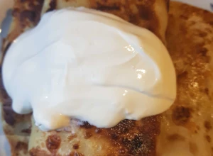 Plānās pankūkas, pildītas ar biezpienu