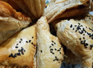 Buljona pīrādziņi ar maltu gaļu un sezama sēklām kārtainajā mīklā