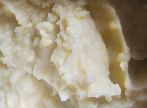 Kartupeļu biezenis ar sviestu un olas dzeltenumu
