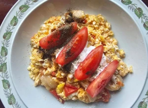 Omelete ar sālītu speķi, tomātu un krējumu