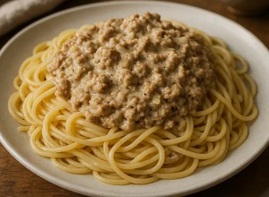 Spageti ar maltās gaļas un krējuma mērci