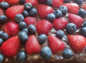 Biskvīta torte šokolādē ar zemenēm un mellenēm