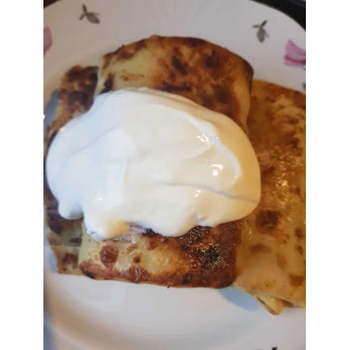 Plānās pankūkas, pildītas ar biezpienu
