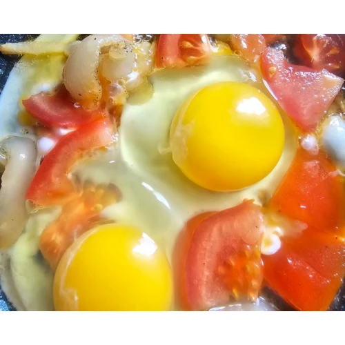 Omelete ar sālītu speķi, tomātu un krējumu