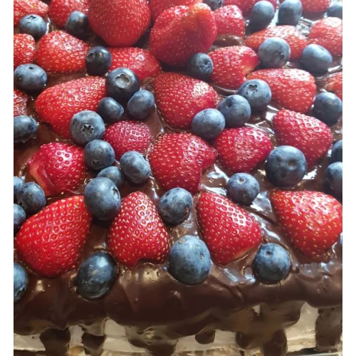 Biskvīta torte šokolādē ar zemenēm un mellenēm