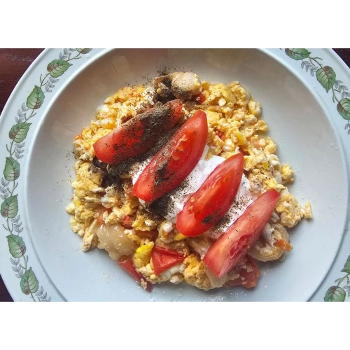 Omelete ar sālītu speķi, tomātu un krējumu