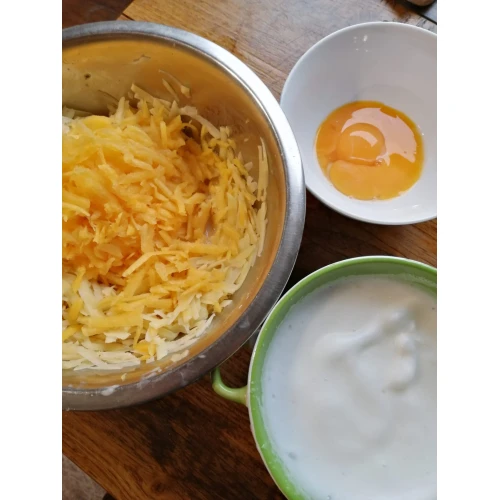 Rīvētu kartupeļu un ķirbju pankūkas