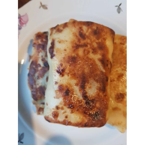 Plānās pankūkas pildītas ar gaļu